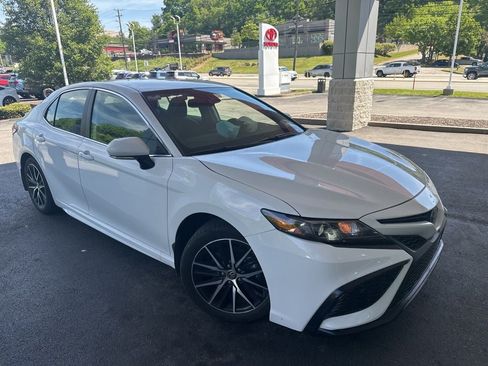 Used 2024 Toyota Camry SE w/ Cold Weather Package FWD image 2