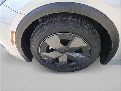 Used 2025 Toyota Prius LE FWD image 19