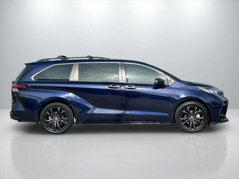 Certified 2022 Toyota Sienna XSE image 4