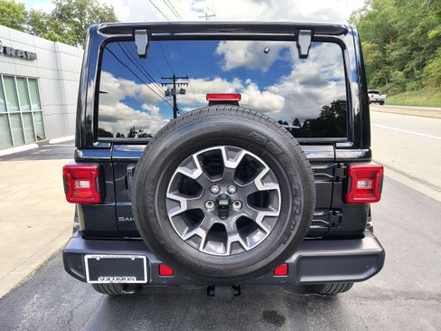 Used 2025 Jeep Wrangler Sahara w/ Safety Group image 9