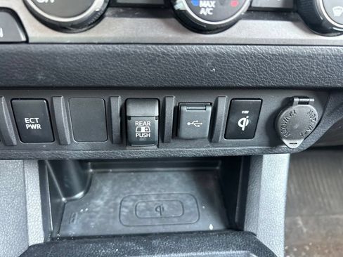 Used 2020 Toyota Tacoma TRD Off-Road AWD/4WD image 27