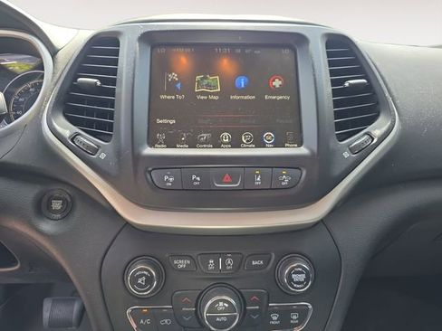 Used 2017 Jeep Cherokee Overland w/ Technology Group FWD image 10