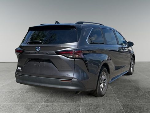 Used 2025 Toyota Sienna XLE w/ XLE Plus Package AWD/4WD image 5