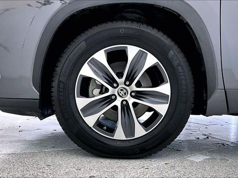 Used 2021 Toyota Highlander XLE image 12