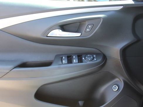 Used 2025 Buick Envista Avenir FWD image 32
