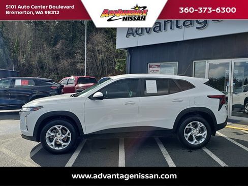 Used 2024 Chevrolet Trax LS w/ LS Convenience Package image 2