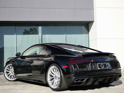 Used 2017 Audi R8 V10 w/ Carbon Exterior Package image 6