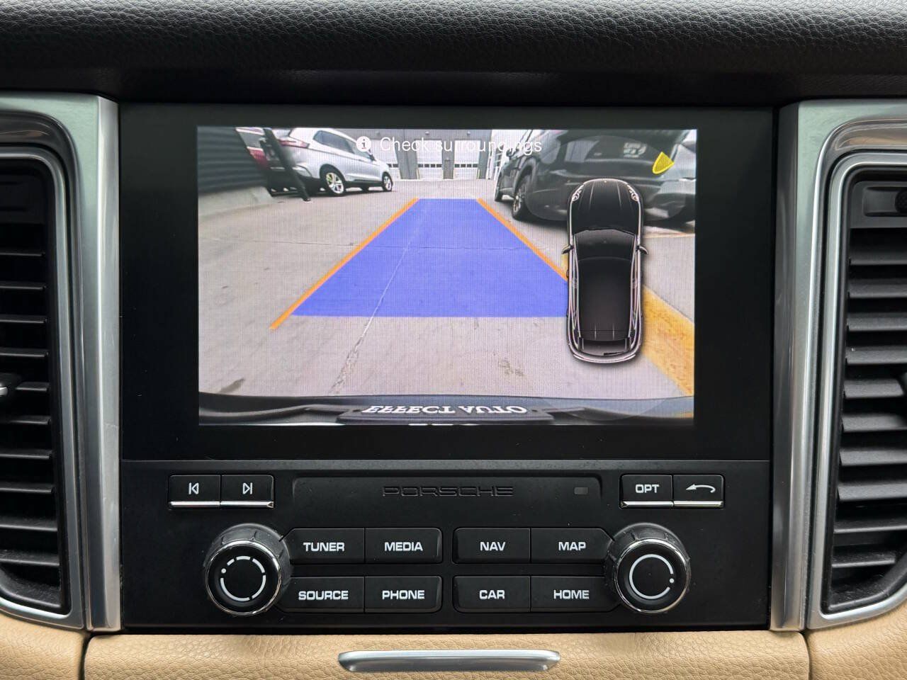 Used 2018 Porsche Macan AWD/4WD image 32