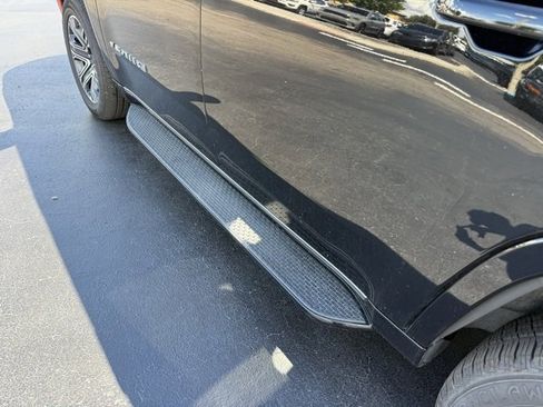 Used 2024 Jeep Wagoneer Series II w/ Flexible Seating Group image 9