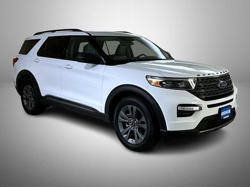 Used 2021 Ford Explorer XLT w/ Equipment Group 202A AWD/4WD image 3