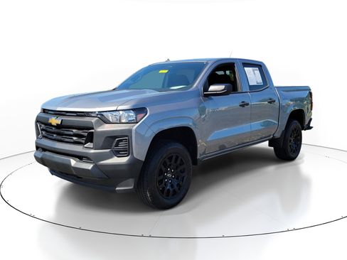 Used 2025 Chevrolet Colorado W/T w/ WT Custom Package RWD image 2