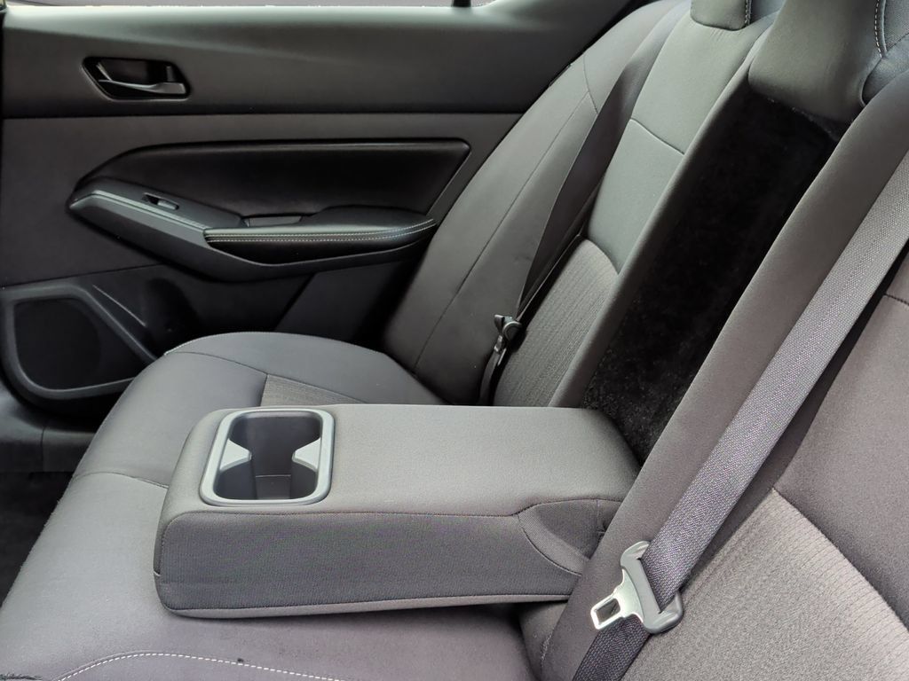 Used 2025 Nissan Altima 2.5 SV FWD image 33