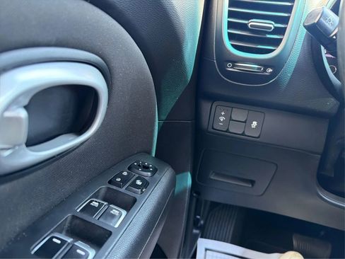 Used 2018 Kia Soul + image 17