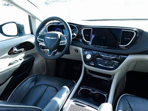 Used 2023 Chrysler Pacifica Limited image 13