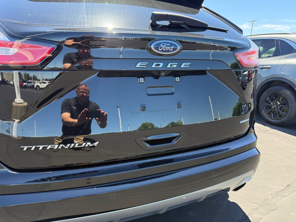 Used 2022 Ford Edge Titanium w/ Equipment Group 301A AWD/4WD image 7