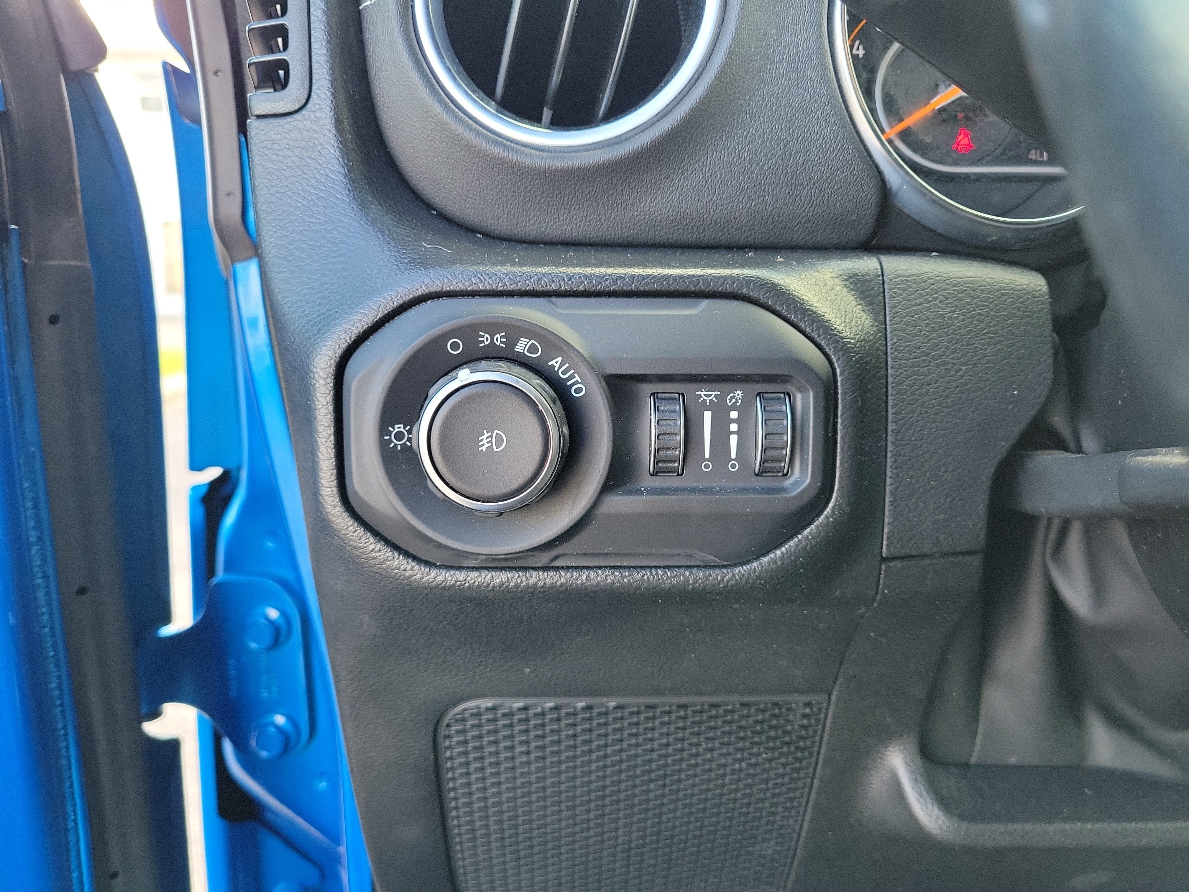 Used 2022 Jeep Wrangler Unlimited Sahara w/ Cold Weather Group AWD/4WD image 23