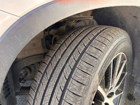 Used 2017 Toyota Highlander SE w/ Carpet Mat Package image 9