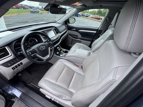 Used 2019 Toyota Highlander XLE AWD/4WD image 17