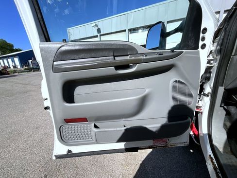 Used 2004 Ford F550 4x4 Regular Cab Super Duty image 9