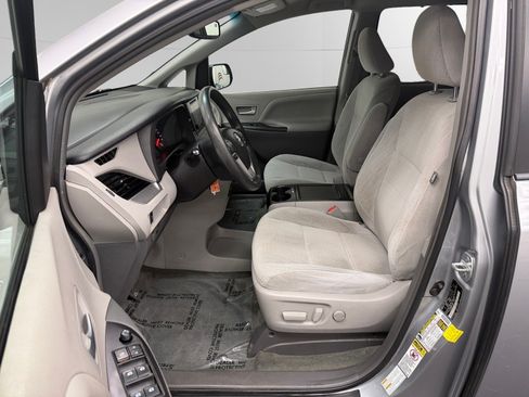 Used 2016 Toyota Sienna LE AWD/4WD image 9