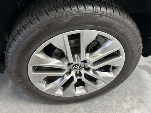 Used 2022 Toyota RAV4 XLE Premium FWD image 10