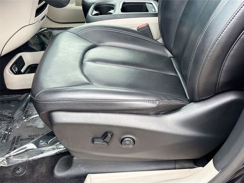 Used 2023 Chrysler Pacifica Touring-L FWD image 18