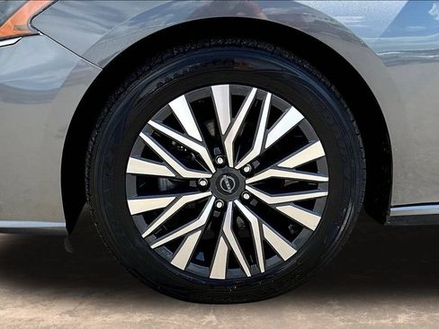 Used 2024 Nissan Altima 2.5 SV FWD image 34