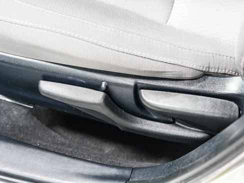 Used 2015 Toyota Corolla LE FWD image 22