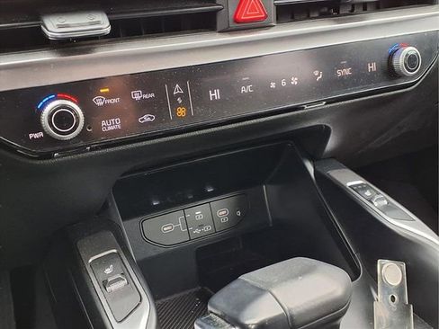 Used 2024 Kia Sorento S image 12