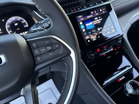 New 2025 Jeep Grand Cherokee Altitude image 15