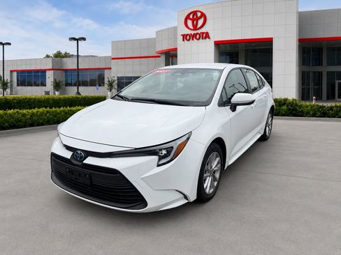 Used 2025 Toyota Corolla LE w/ LE Premium Package AWD/4WD image 3