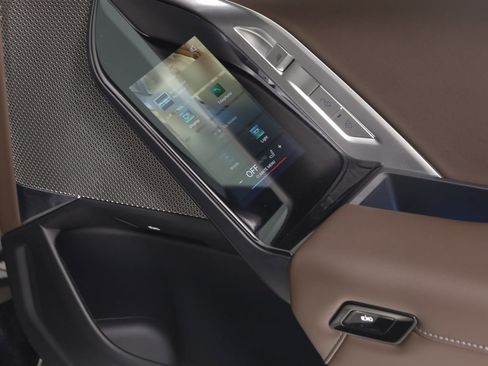 Used 2023 BMW 740i w/ Parking Assistance Package image 17