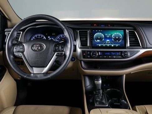 Used 2018 Toyota Highlander AWD V6 image 10