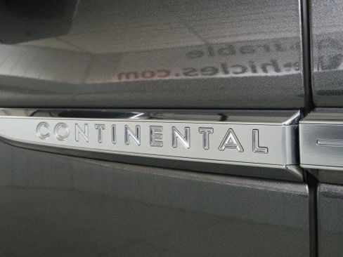 Used 2017 Lincoln Continental Select image 25