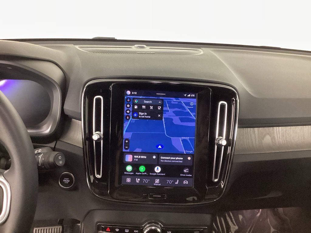 Used 2024 Volvo XC40 B5 Plus w/ Protection Package Premier AWD/4WD image 18