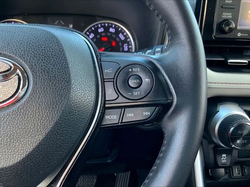 Used 2021 Toyota RAV4 XLE Premium image 23