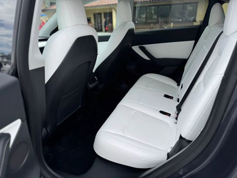 Used 2022 Tesla Model Y Performance AWD/4WD image 9