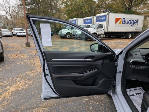 Used 2025 Nissan Altima 2.5 SR image 11