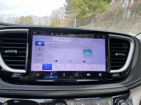 Used 2023 Chrysler Pacifica Touring-L AWD/4WD image 18