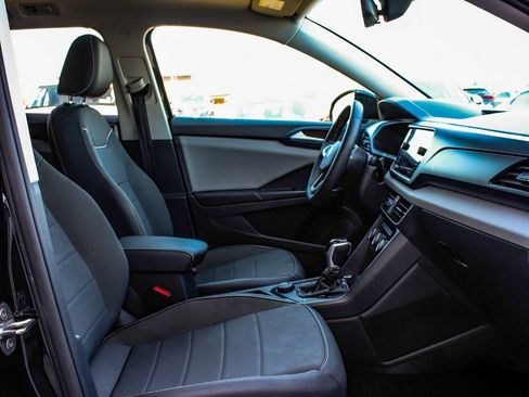 Used 2023 Volkswagen Taos SE w/ Panoramic Sunroof Package image 40