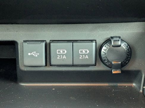 Used 2020 Toyota Highlander XLE image 28