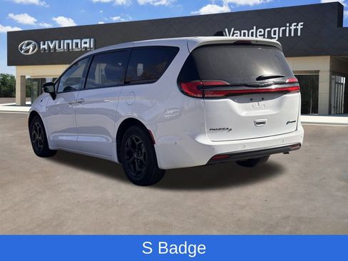 Used 2024 Chrysler Pacifica Select image 10