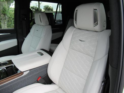New 2026 Cadillac Escalade Platinum Sport w/ LPO, ONYX Package AWD/4WD image 18