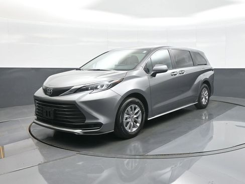 Certified 2026 Toyota Sienna LE FWD image 3
