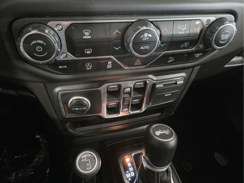 Used 2020 Jeep Wrangler Unlimited Sahara w/ Dual Top Group AWD/4WD image 18