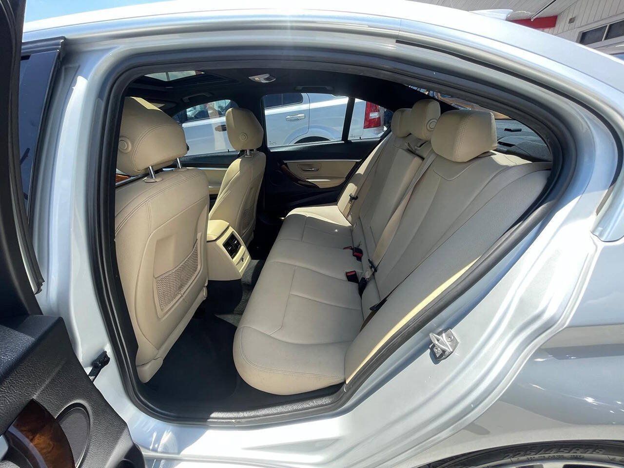 Used 2018 BMW 330i xDrive Sedan w/ Convenience Package AWD/4WD image 11