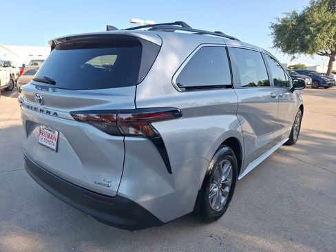 Used 2024 Toyota Sienna LE FWD image 6