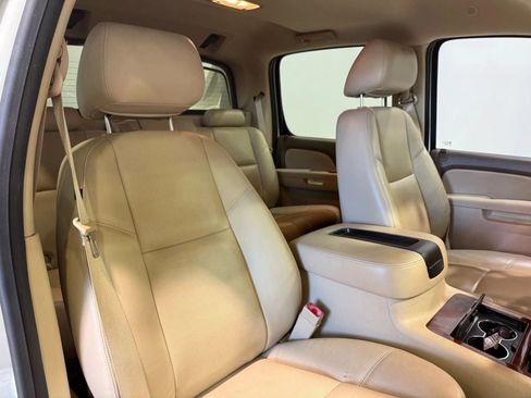 Used 2013 Chevrolet Avalanche LTZ image 28