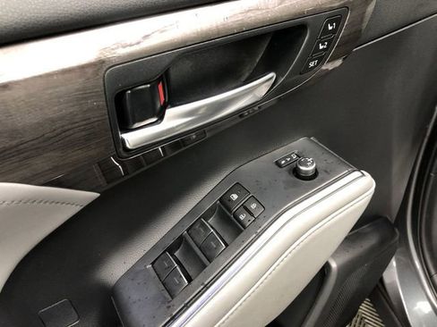 Used 2023 Toyota Highlander Limited image 13