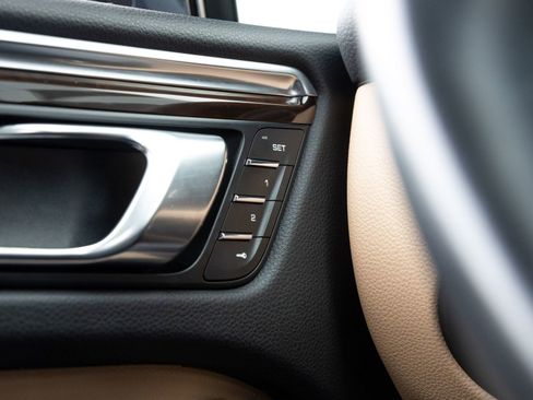 Certified 2023 Porsche Macan AWD/4WD image 18